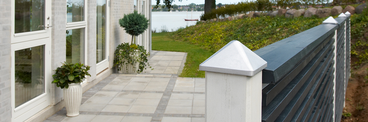 Stolphattar | Glöm inte att kröna vindskyddet eller staketet till terassen med stolphattar.